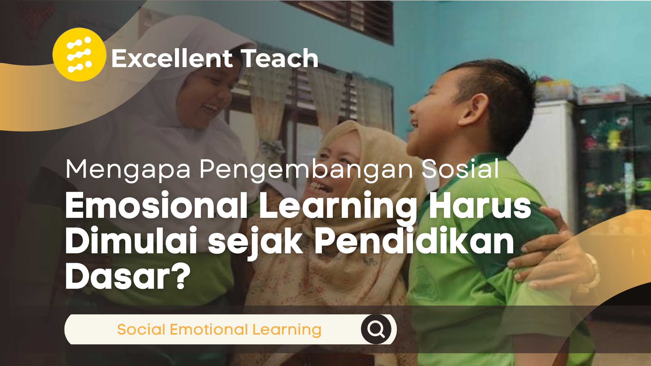 Guru sekolah dasar berinteraksi hangat dengan dua siswa di dalam kelas, menggambarkan pentingnya pengembangan Social Emotional Learning (SEL) sejak pendidikan dasar melalui hubungan yang penuh empati, dukungan, dan komunikasi positif.