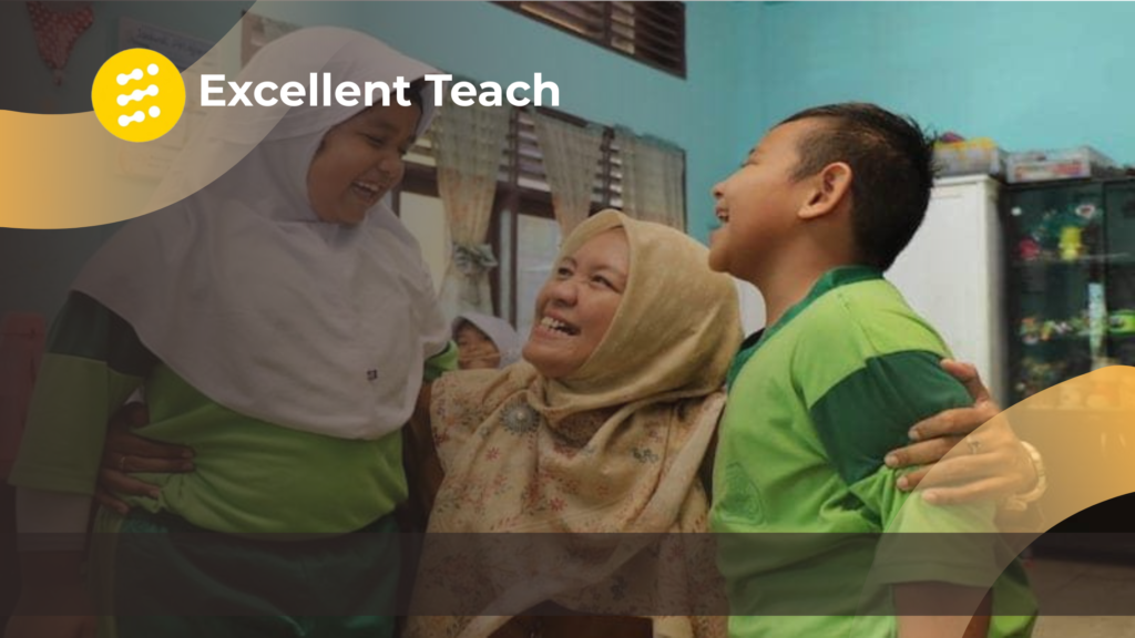 Guru sekolah dasar berinteraksi hangat dengan dua siswa di dalam kelas, menunjukkan hubungan yang penuh empati, kepedulian, dan dukungan sebagai bagian dari penerapan Social Emotional Learning (SEL) di lingkungan sekolah.
