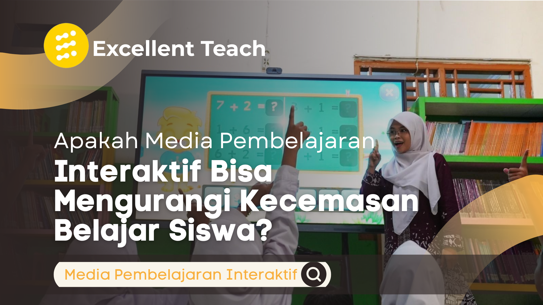Guru menggunakan media pembelajaran interaktif berbasis layar digital di depan kelas, sementara para siswa aktif mengangkat tangan untuk menjawab pertanyaan sehingga menciptakan suasana belajar yang lebih menyenangkan dan interaktif.