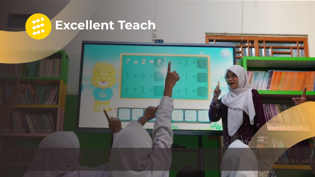 Seorang guru mengajar menggunakan layar interaktif di depan kelas, sementara beberapa siswa mengangkat tangan dengan antusias untuk menjawab soal matematika yang ditampilkan pada media pembelajaran digital.