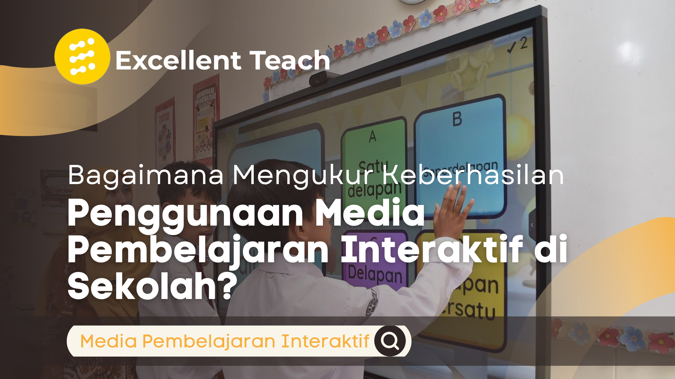 Guru dan siswa menggunakan media pembelajaran interaktif melalui layar digital di kelas untuk mendukung proses belajar.