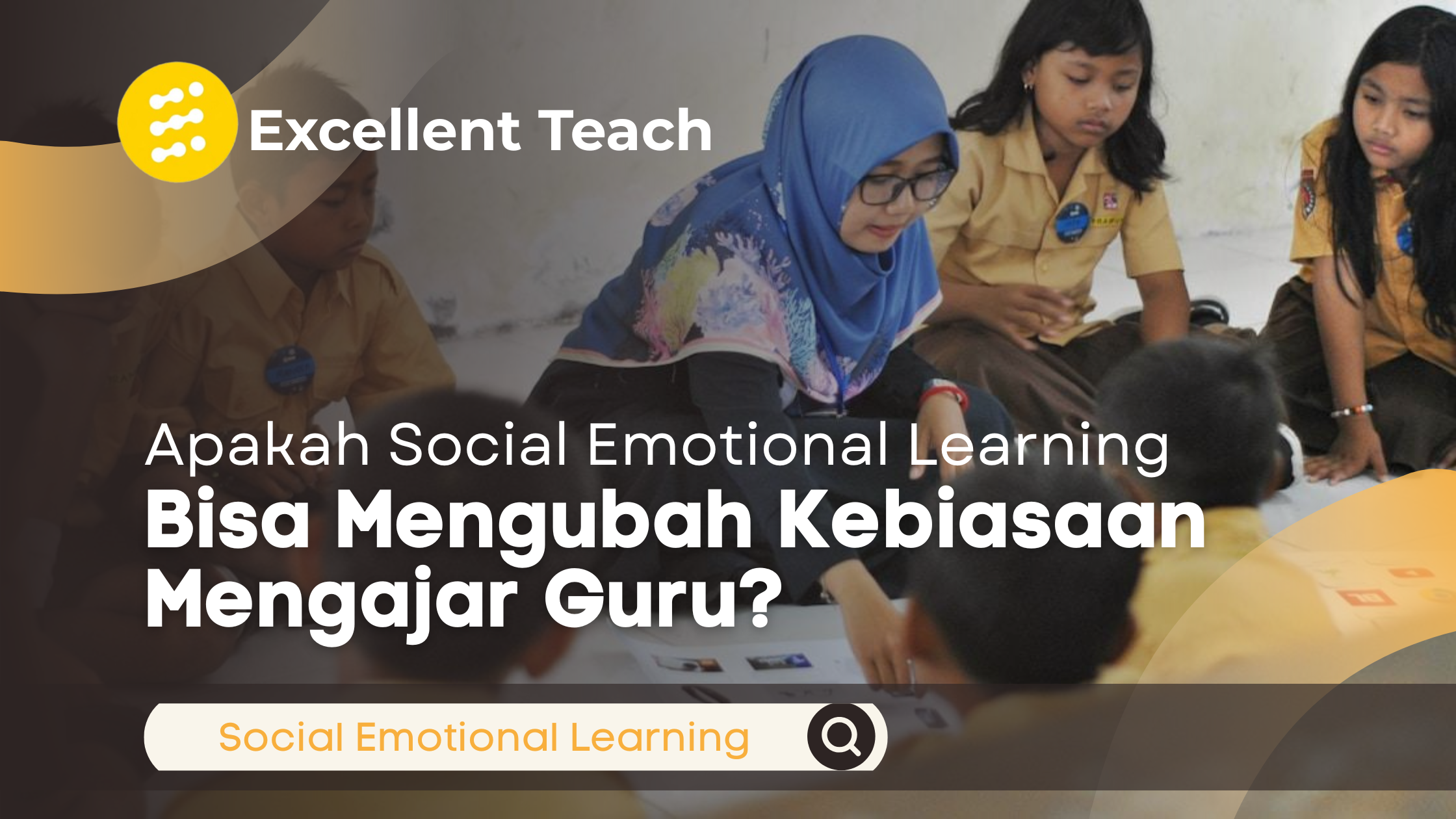 Guru sedang membimbing siswa dalam kegiatan belajar kelompok yang interaktif di kelas.