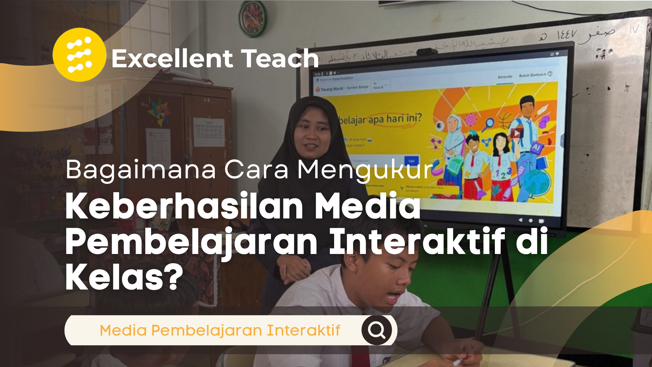 Guru menggunakan media pembelajaran interaktif berbasis layar digital di kelas, sementara siswa mengikuti kegiatan belajar sebagai bagian dari evaluasi keberhasilan pembelajaran.