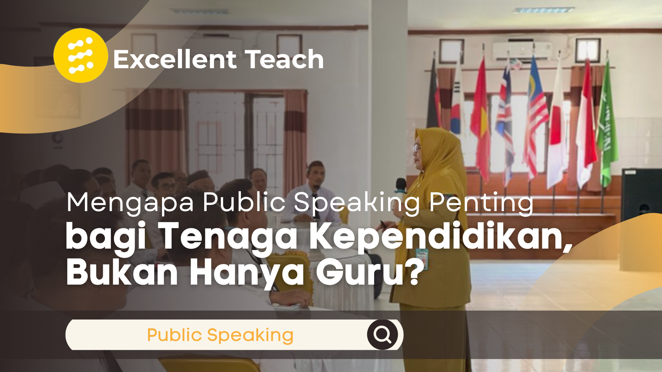 Tenaga kependidikan berbicara di depan peserta dalam kegiatan public speaking.