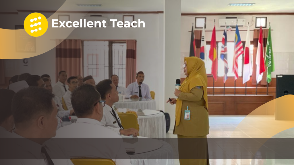 Tenaga kependidikan sedang berbicara di depan peserta dalam kegiatan pendidikan.
