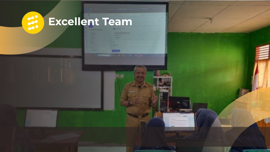 Guru sedang menjelaskan materi pembelajaran berbasis Artificial Intelligence kepada siswa menggunakan layar digital di kelas.