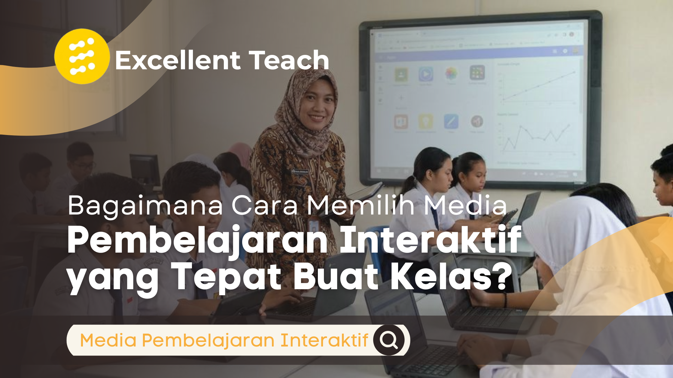Guru mendampingi siswa menggunakan laptop dalam pembelajaran interaktif di kelas.