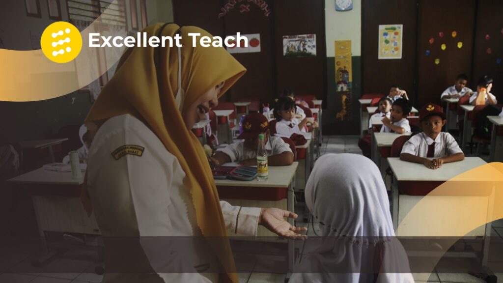 Guru perempuan berjilbab sedang berinteraksi dengan seorang siswa di ruang kelas, sementara siswa lainnya mengikuti kegiatan belajar di dalam kelas.