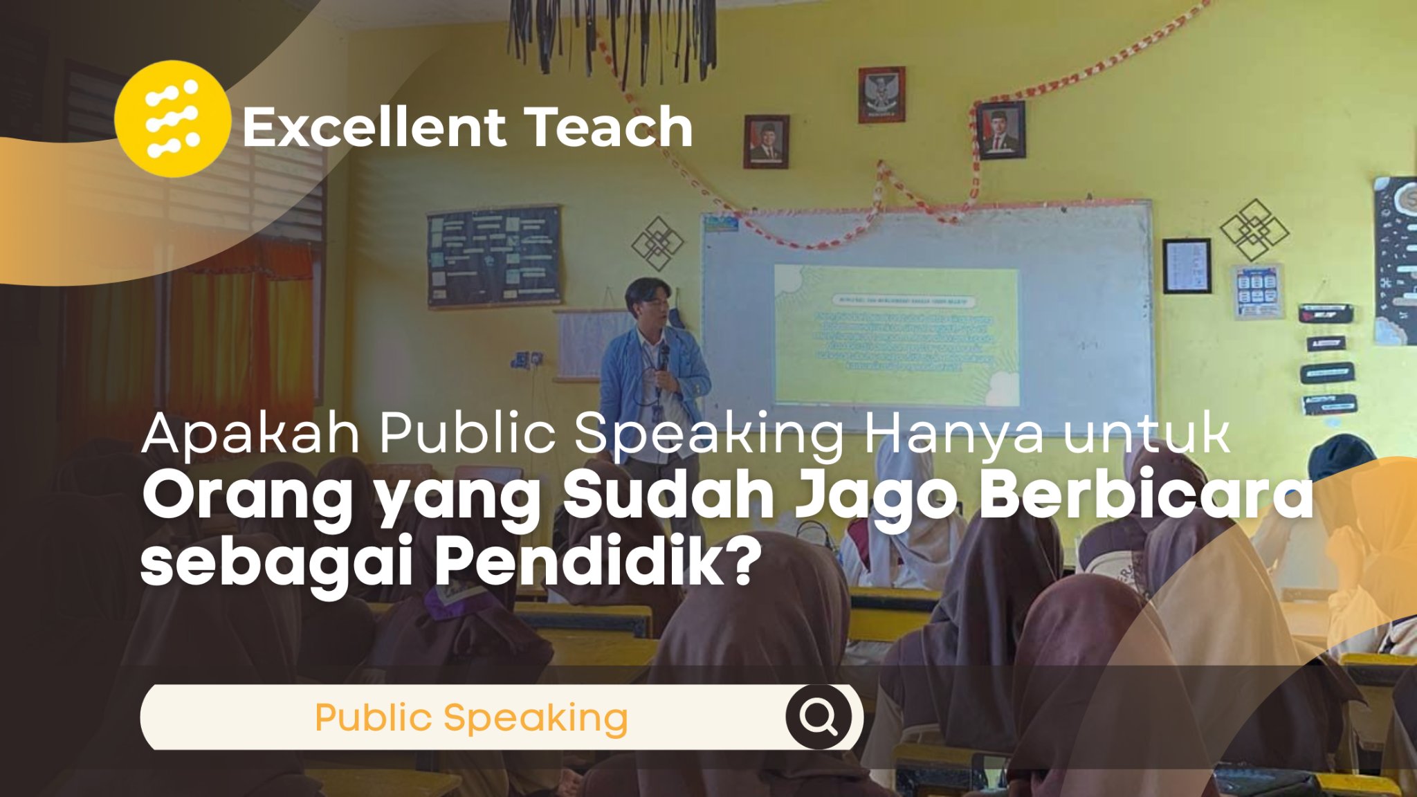 Seorang guru Indonesia sedang berbicara menggunakan mikrofon di depan siswa di dalam kelas, menggambarkan keterampilan public speaking dalam kegiatan pembelajaran.