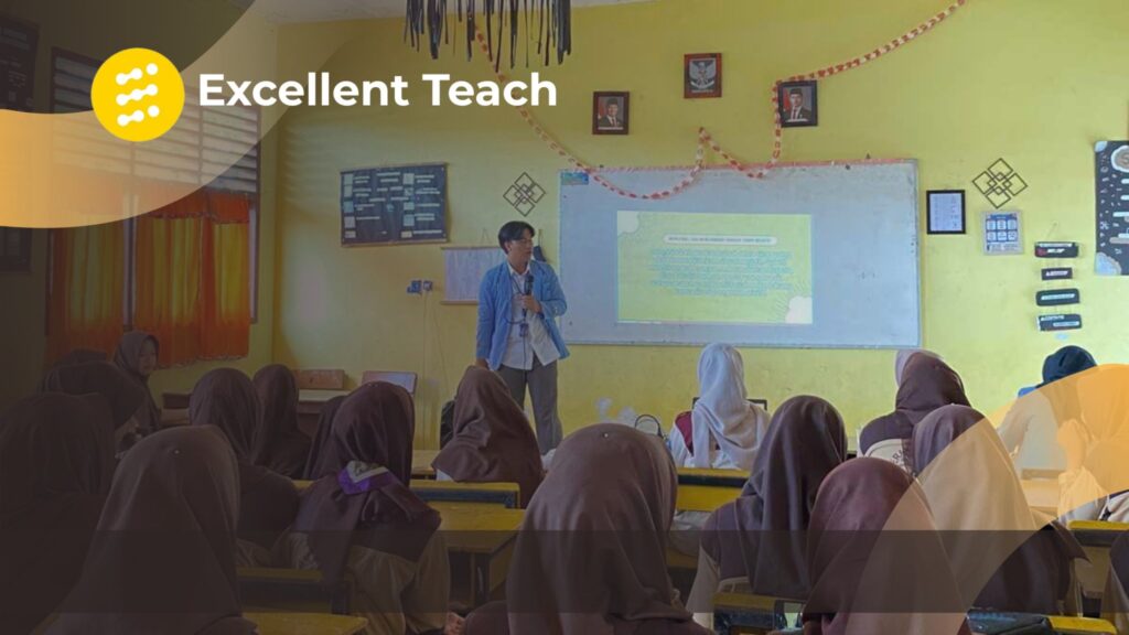 Tim karyawan sedang berdiskusi dan menggunakan komputer dalam lingkungan kerja sebagai ilustrasi pembelajaran dan pengembangan kompetensi melalui e-Learning.
