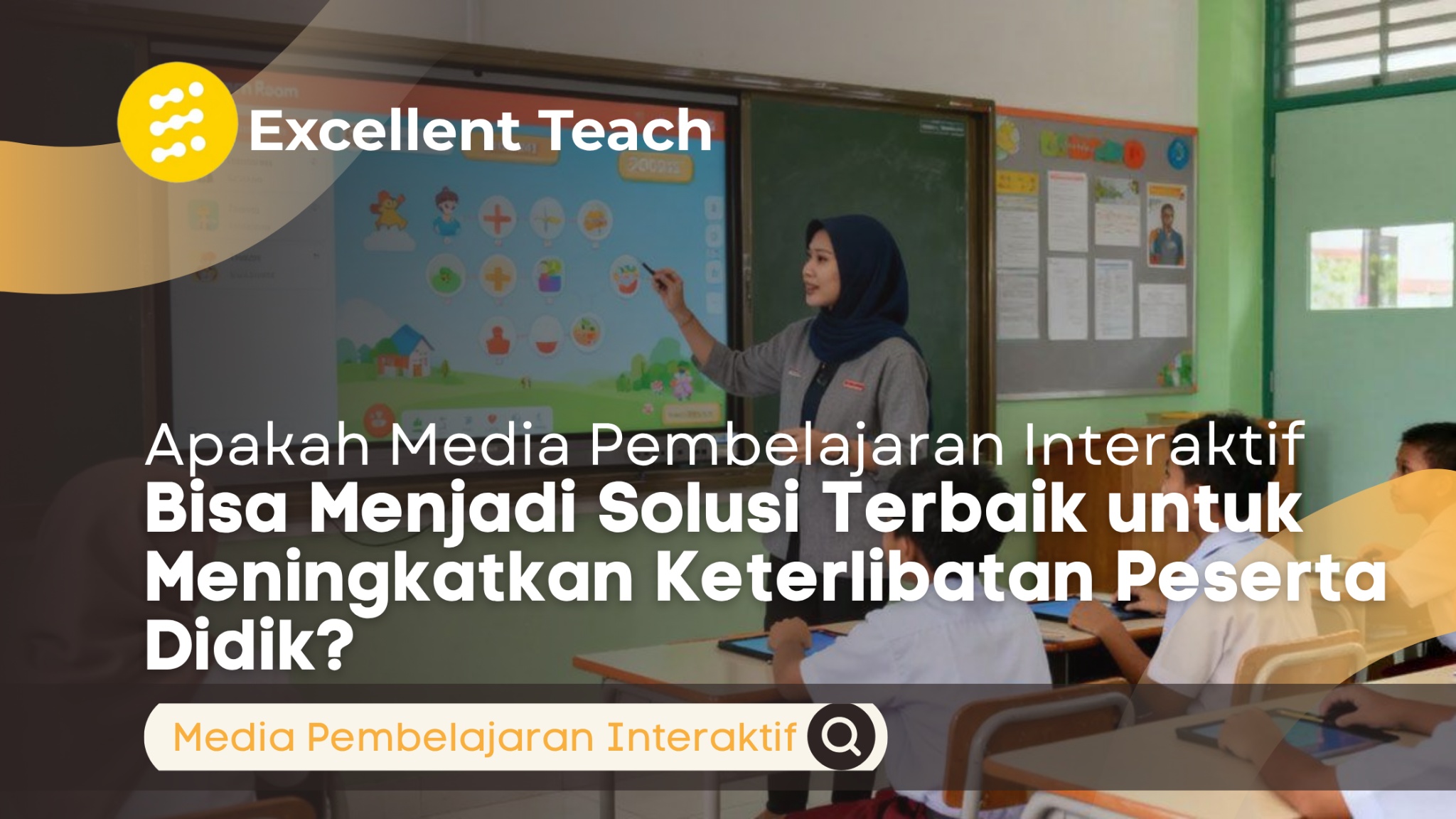 Guru sedang mengajar menggunakan media pembelajaran interaktif di kelas, dengan beberapa siswa mengikuti pembelajaran menggunakan perangkat digital. Terdapat judul “Apakah Media Pembelajaran Interaktif Bisa Menjadi Solusi Terbaik untuk Meningkatkan Keterlibatan Peserta Didik?” pada gambar.