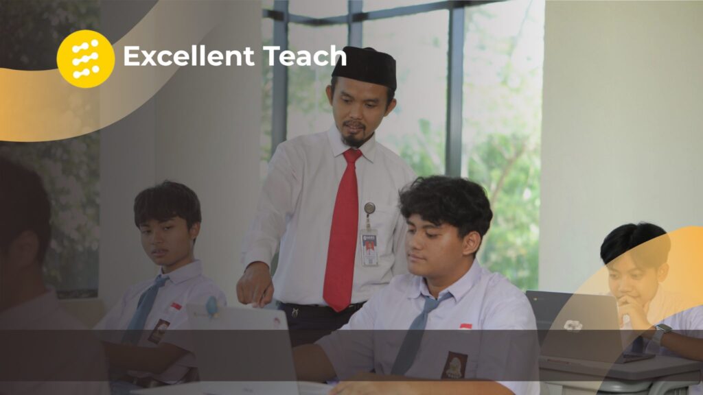 Guru mendampingi siswa SMA dalam kegiatan pembelajaran menggunakan laptop di kelas.