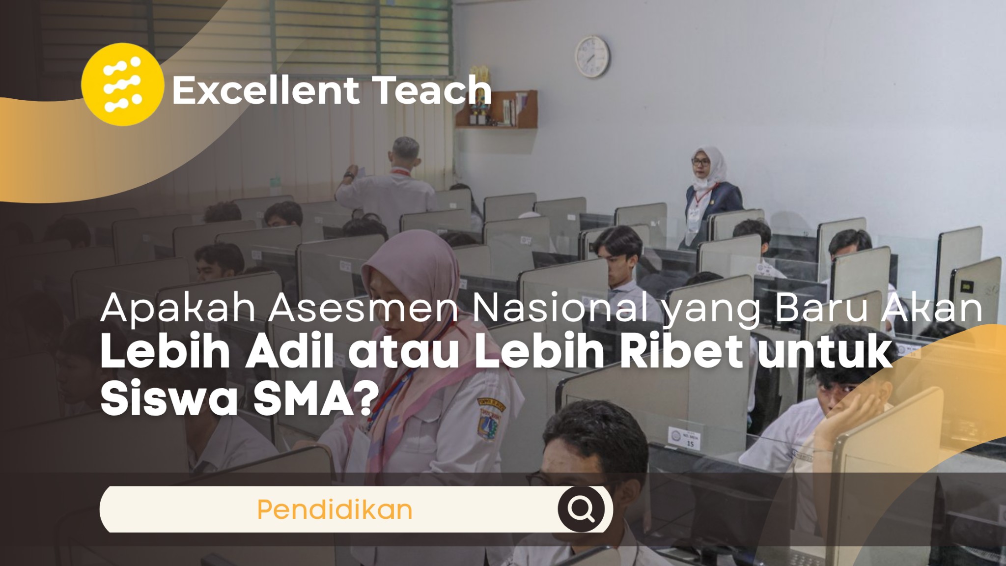 Siswa SMA Indonesia mengikuti asesmen berbasis komputer di ruang ujian dengan pengawasan guru.