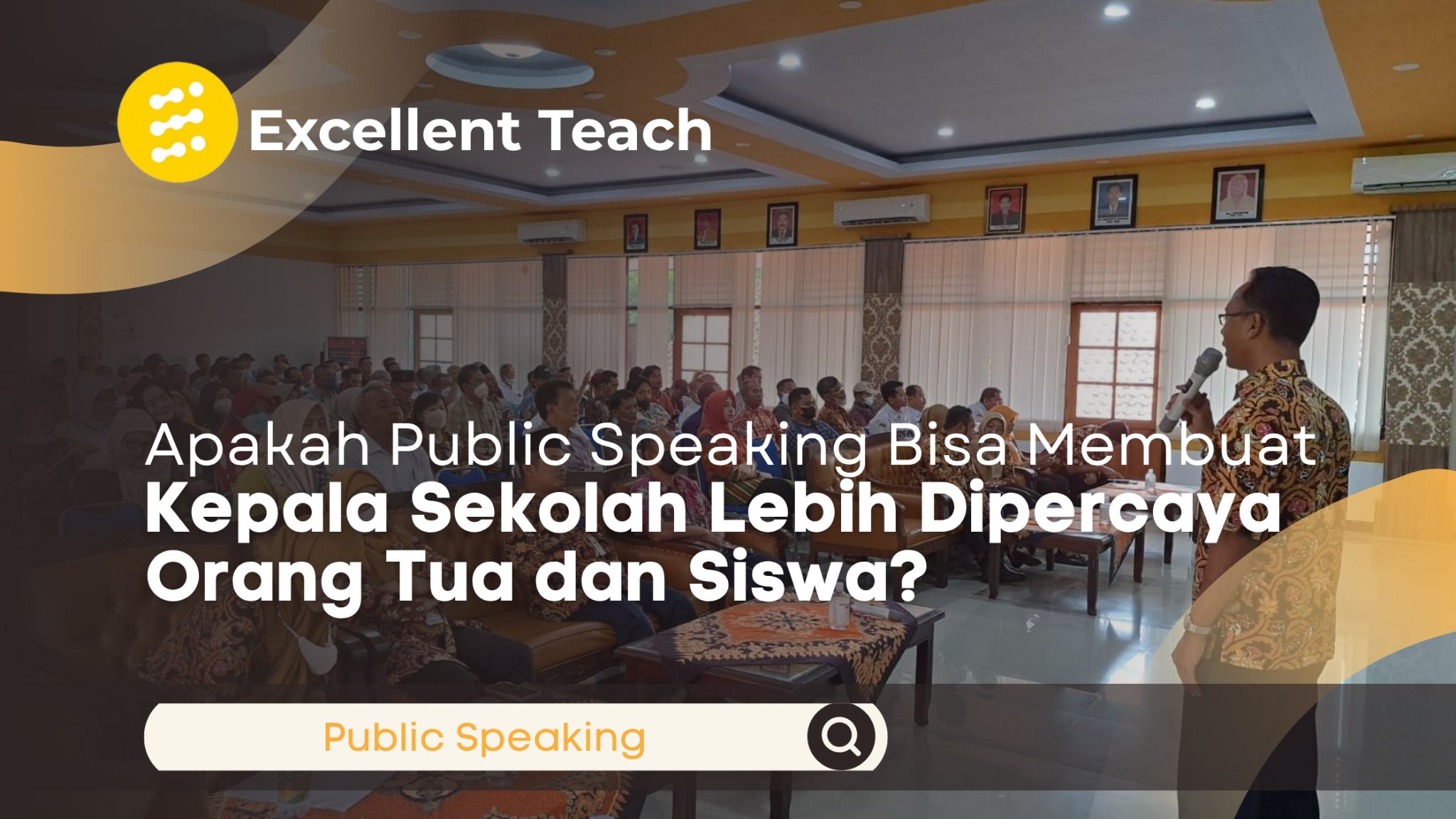 Foto kepala sekolah sedang melakukan public speaking di depan orang tua dan siswa dalam kegiatan sekolah.