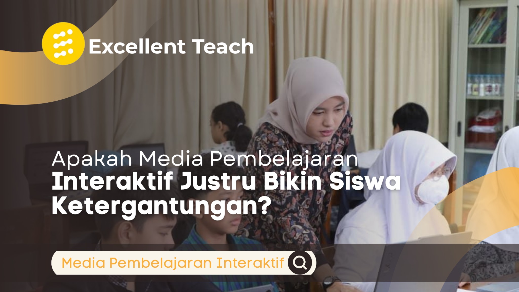 Guru mendampingi siswa menggunakan media pembelajaran interaktif berbasis teknologi di ruang kelas.