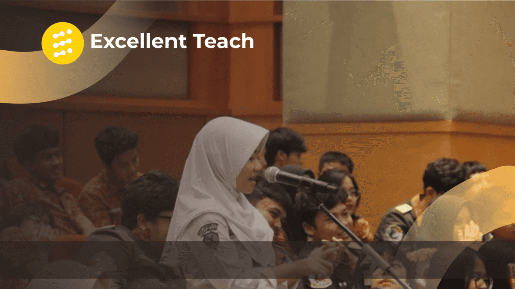 Seorang siswi berhijab sedang berbicara menggunakan mikrofon di hadapan teman-teman sekolah dalam kegiatan public speaking untuk melatih keberanian dan kepercayaan diri.