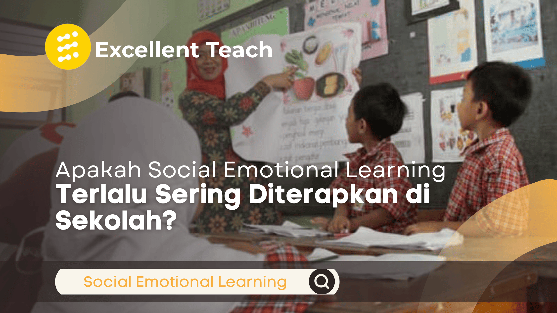 Seorang guru berhijab sedang menjelaskan materi pembelajaran menggunakan poster bergambar kepada siswa sekolah dasar dalam kegiatan belajar di kelas.