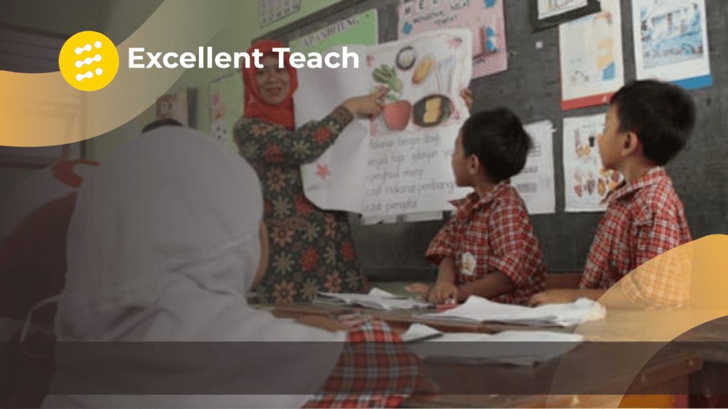 Guru menjelaskan materi pembelajaran menggunakan poster bergambar kepada siswa sekolah dasar di dalam kelas.
