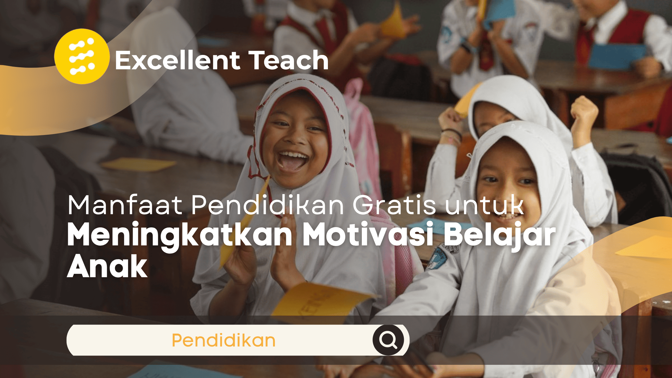 Banner web "Excellent Teach" bertuliskan "Manfaat Pendidikan Gratis untuk Meningkatkan Motivasi Belajar Anak" dengan latar belakang foto sekelompok anak sekolah dasar yang ceria di dalam kelas.