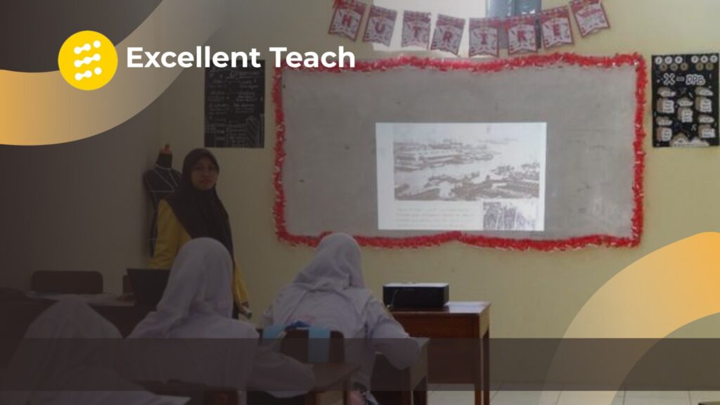 Guru perempuan berhijab menjelaskan materi sejarah di depan siswa SMA dengan menggunakan gambar yang ditampilkan di papan tulis.