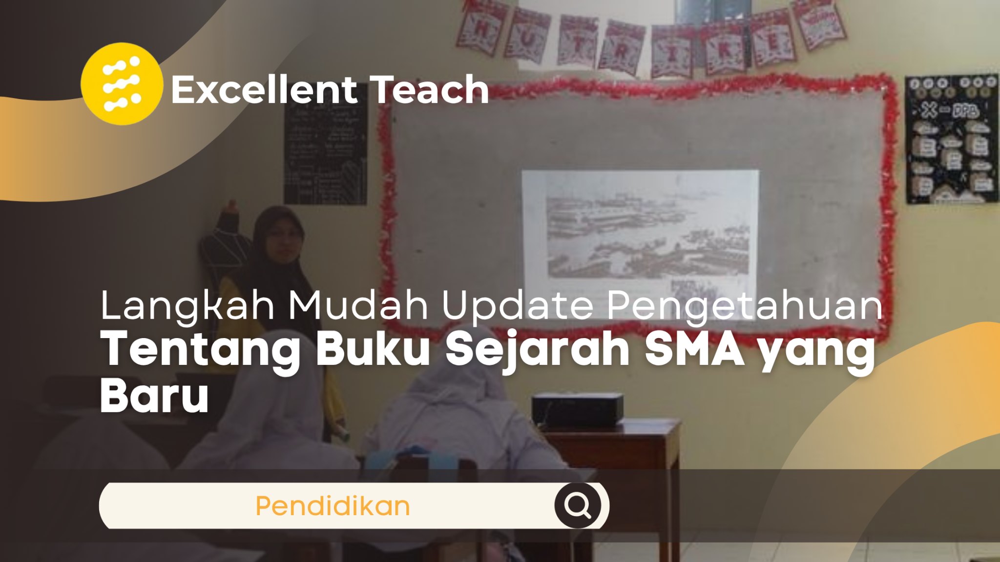 Guru perempuan berhijab menjelaskan materi sejarah di depan siswa SMA di dalam kelas menggunakan media pembelajaran.