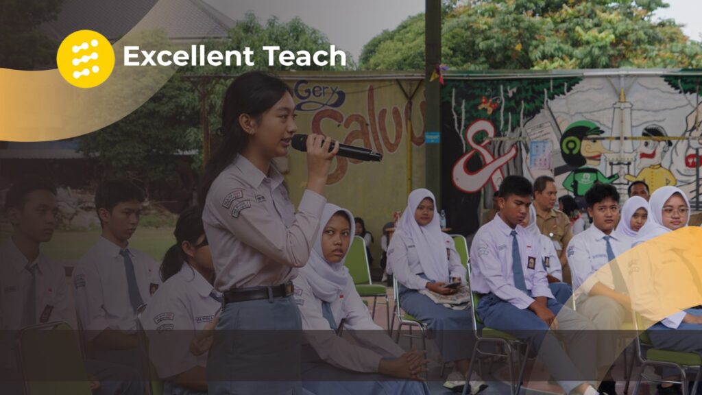 Siswi berbicara menggunakan mikrofon di depan siswa lain dalam kegiatan sekolah untuk melatih kemampuan public speaking.