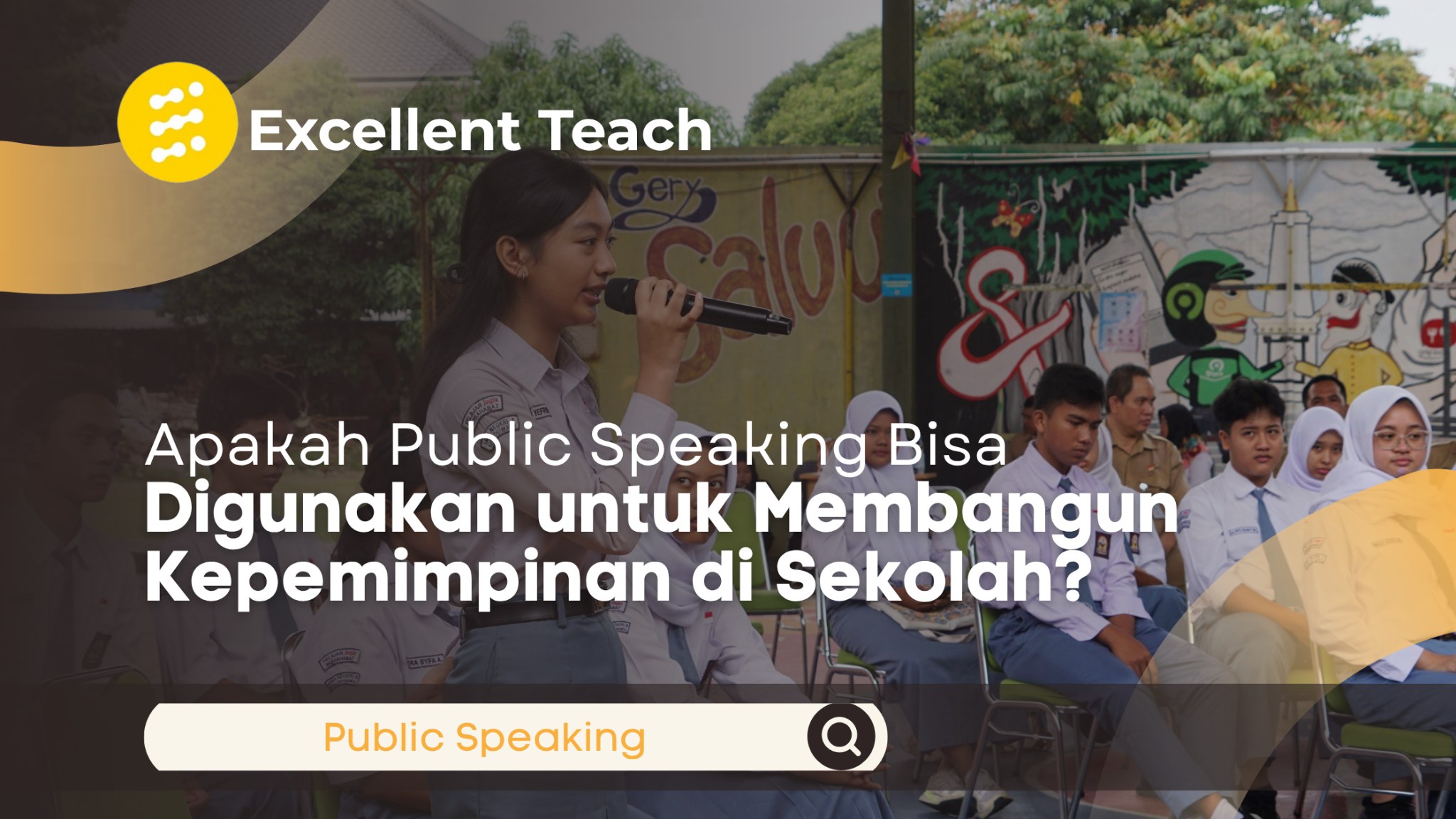 Siswi berbicara menggunakan mikrofon di depan siswa lain dalam kegiatan sekolah untuk melatih kemampuan public speaking.