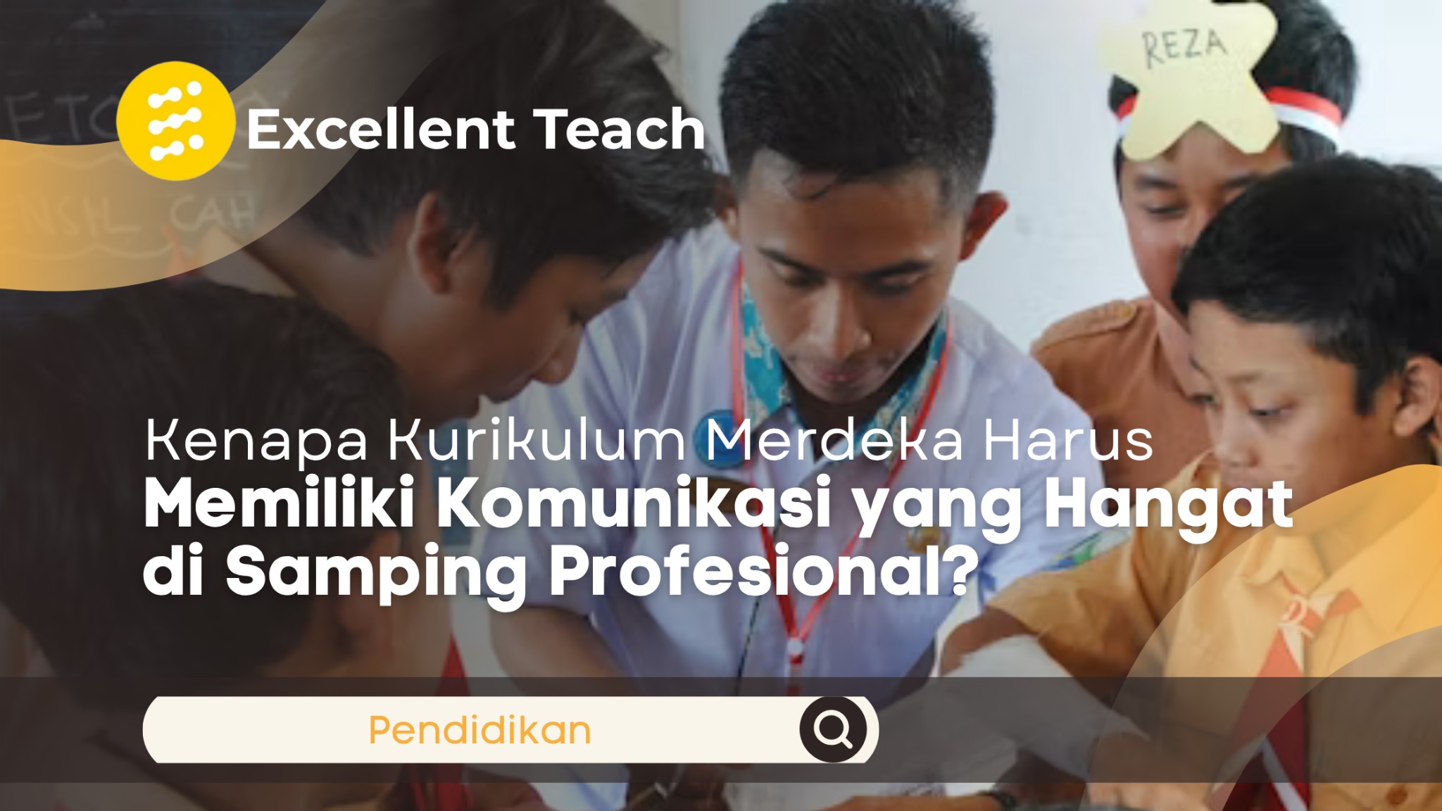 Siswa Indonesia bekerja sama dalam kegiatan pembelajaran kelompok dengan pendampingan guru untuk membangun komunikasi yang hangat dan profesional sesuai prinsip Kurikulum Merdeka.