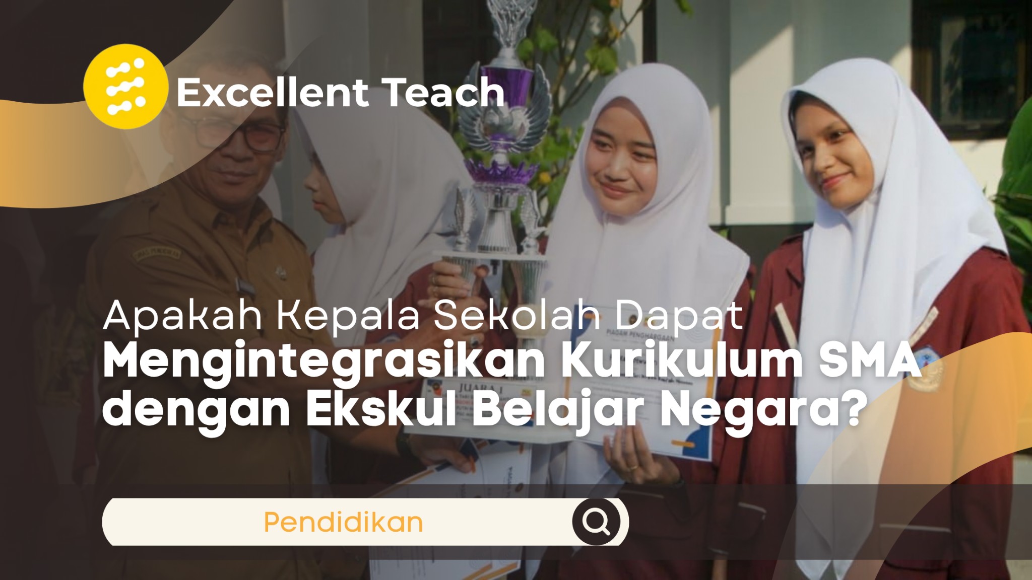 Kepala sekolah bersama guru dan siswa SMA yang meraih prestasi dalam kegiatan ekstrakurikuler.