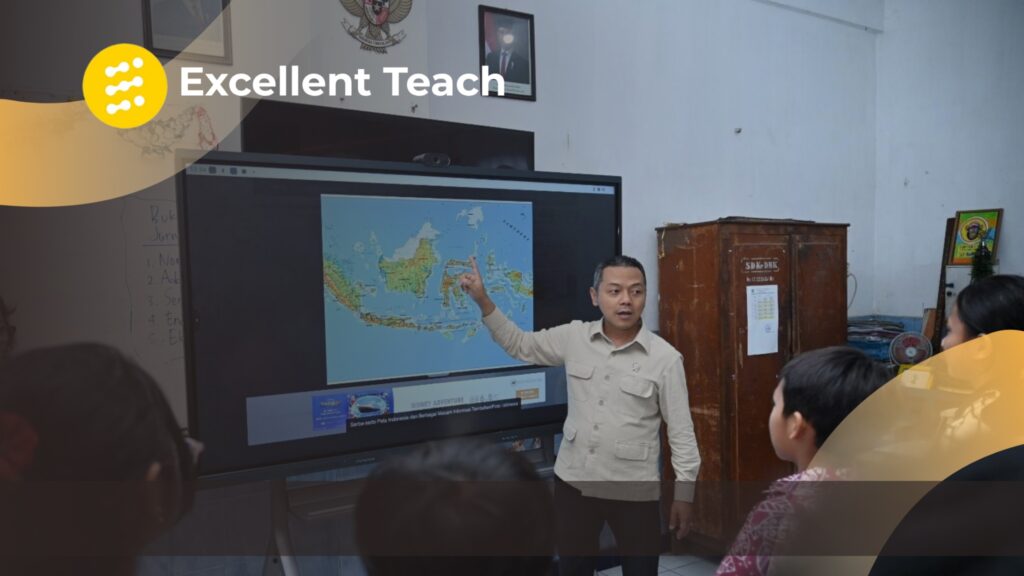 Guru menjelaskan materi pembelajaran menggunakan layar digital interaktif di depan siswa dalam kegiatan belajar di kelas.