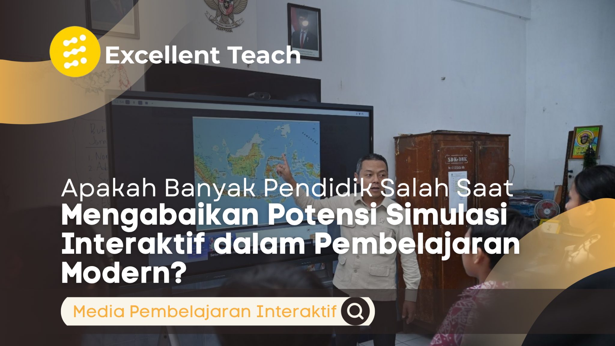 Guru menjelaskan materi pembelajaran menggunakan layar interaktif di depan siswa dalam kelas.